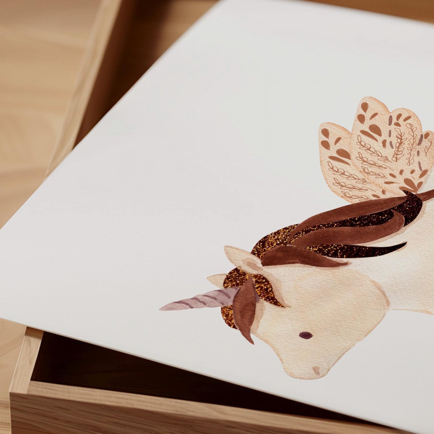 Geburtsposter Einhorn - personalisiert: Aquarell-Einhornkopf mit goldglänzender Mähne, rosa Horn und Flügeln auf Papier in Holztablett, ideal als individuelles Kinderzimmergeschenk.