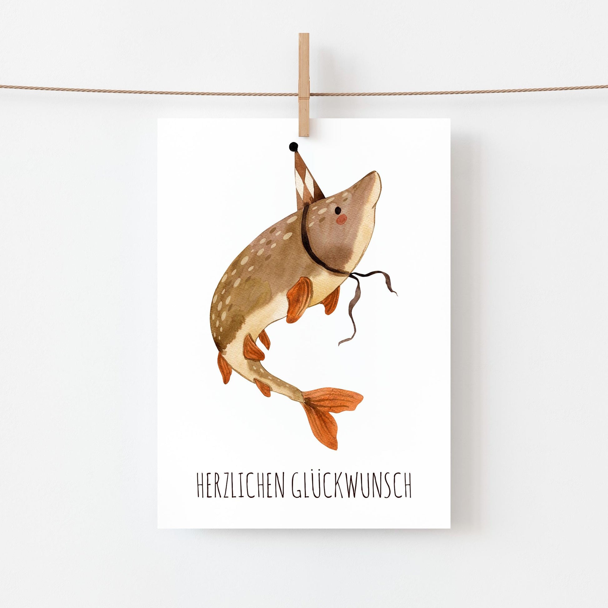 Karte Fisch Herzlichen Glückwunsch A6: Handgezeichnete Geburtstagskarte mit Partyhut-Fisch, ideal für Kindergeburtstage auf hochwertigem, nachhaltigem Naturpapier.