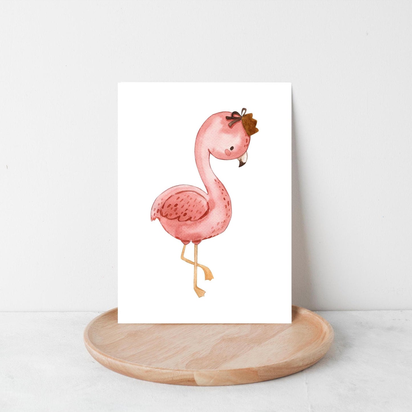 Karte Flamingo Vintage A6 zeigt handgemaltes Flamingo-Motiv mit Hut auf Holzplatte, ideal als Grußkarte. Hochwertiges, mattes Naturpapier, Größe A6.