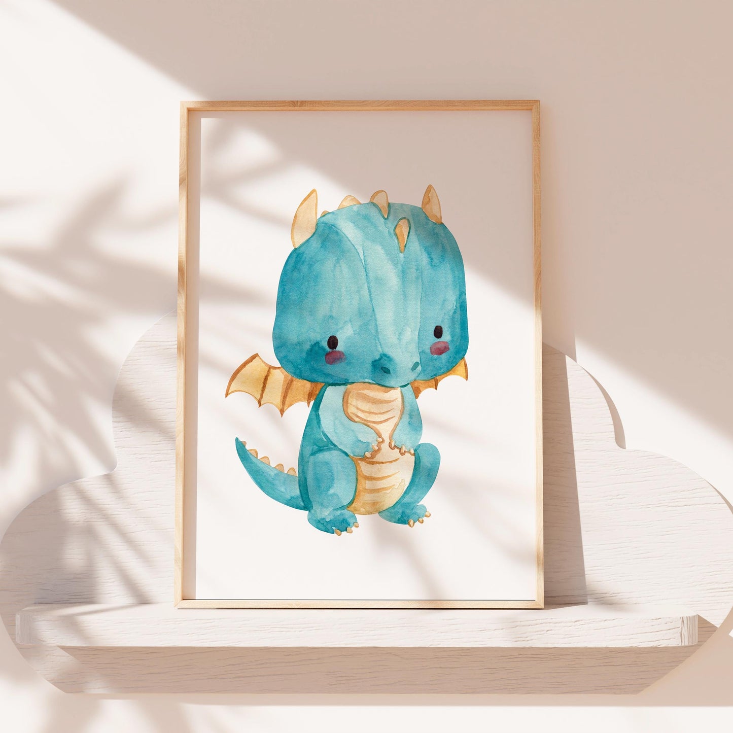 Poster Baby-Drache Blau A3 & A4, blauer Drache in Aquarelloptik, ideal als Kinderzimmerdeko auf hochwertigem Naturpapier. Gerahmt auf Regal