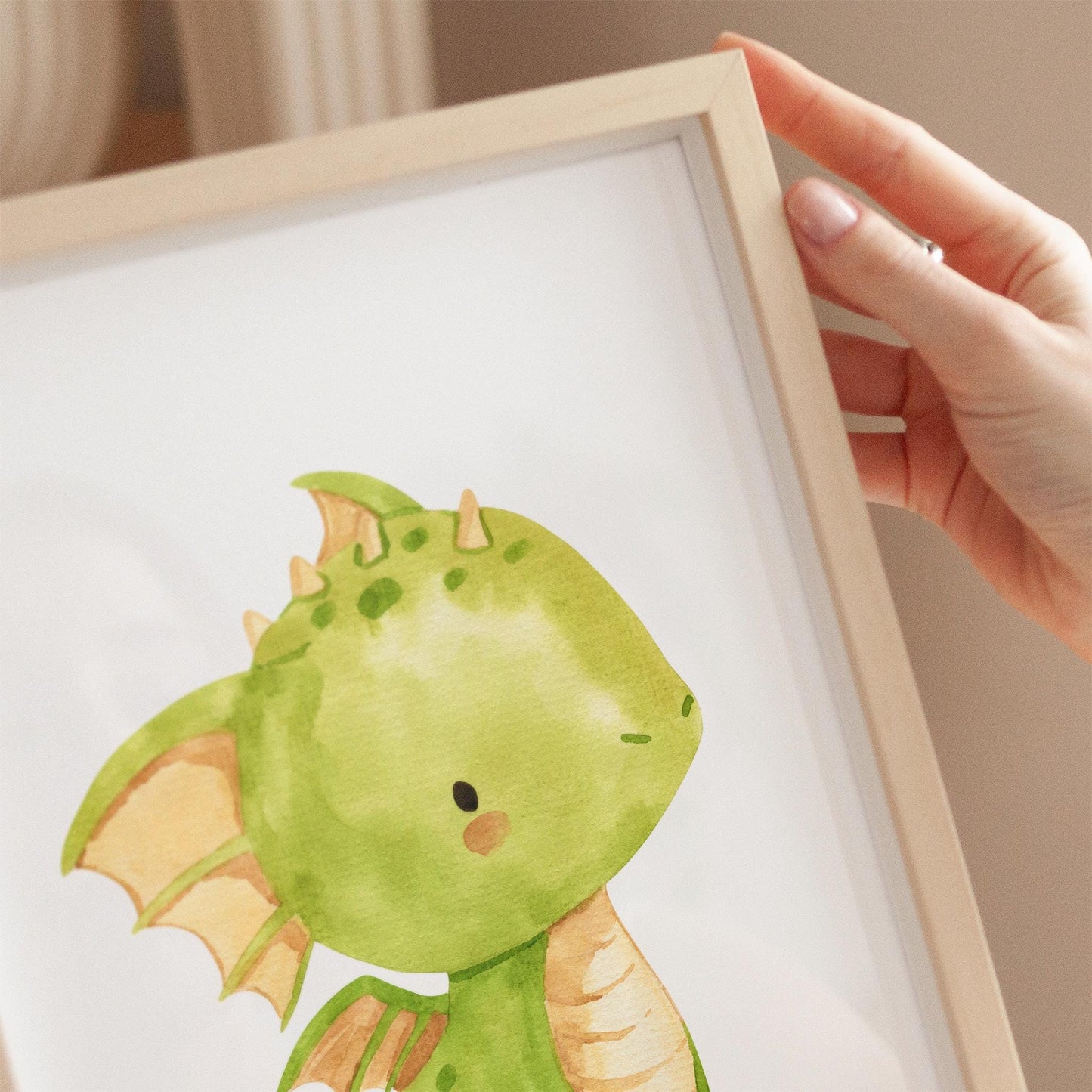 Person hält Poster Baby-Drache Hellgrün A3 & A4: grünen Drache im Aquarellstil. Ideal für Kinderzimmerdekoration.