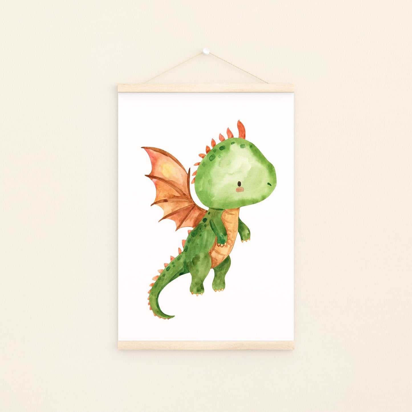 Poster Baby-Feuerdrache fliegt A3 & A4: niedlicher Babydrache in Aquarell, ideal für Kinderzimmerdeko. Gedruckt auf hochwertigem, mattem 300g Naturpapier. An Bildleiste