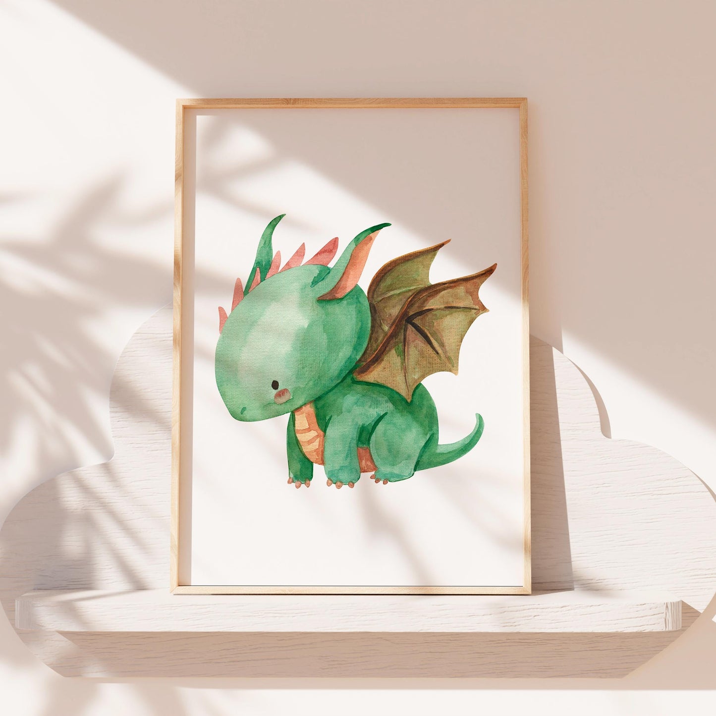 Poster Baby-Feuerdrache A3 & A4: grüner Drache auf einem weißen Untergrund. Ideal als Kinderzimmerdeko, gedruckt auf hochwertigem, mattem Naturpapier. Gerahmt auf Regal.