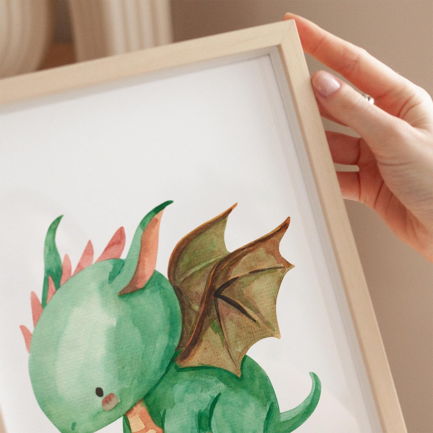 Person hält Poster Baby-Feuerdrache in A3/A4, gedruckt auf stabilem 300g Naturpapier, ideal für Kinderzimmerdekoration und als Geschenk.