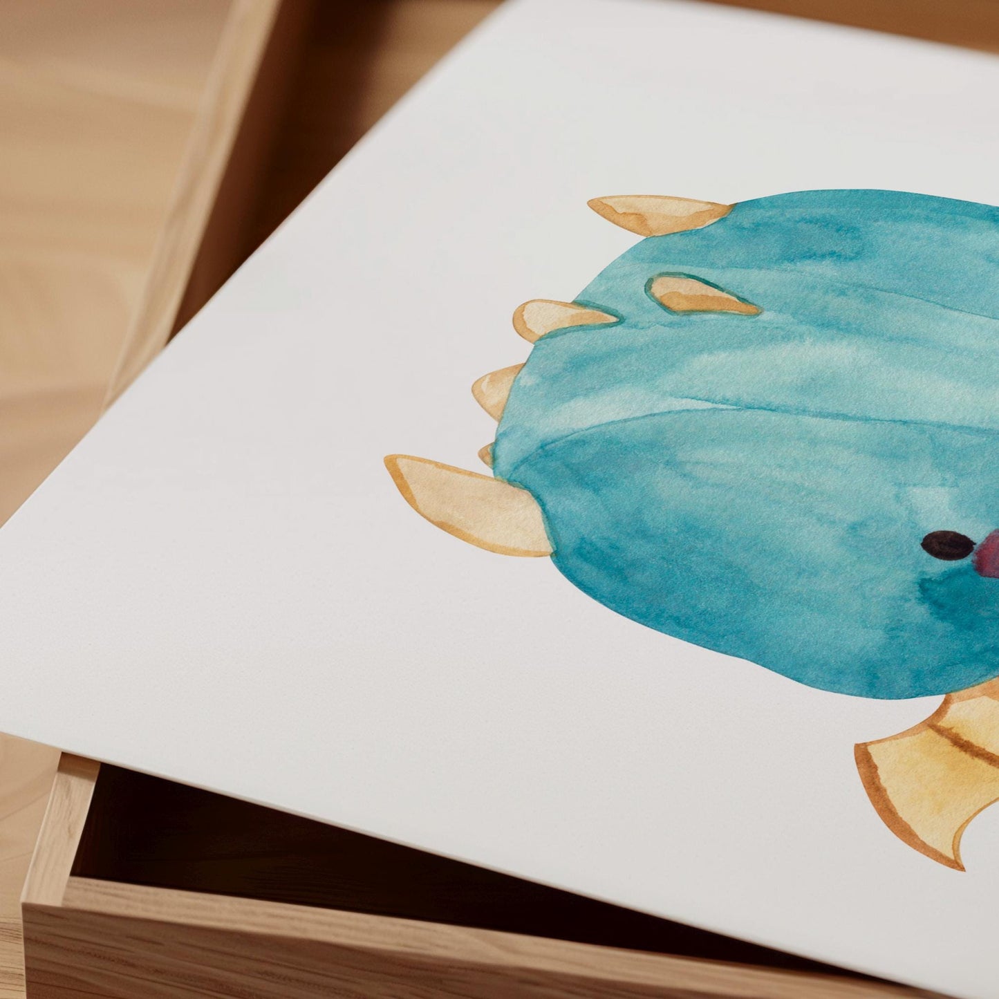 Poster Baby-Drache Blau A3 & A4: gezeichneter blaue Drache auf weißem Hintergrund, ideal als Kinderzimmerdeko, auf hochwertigem 300g Naturpapier gedruckt. Nahaufnahme