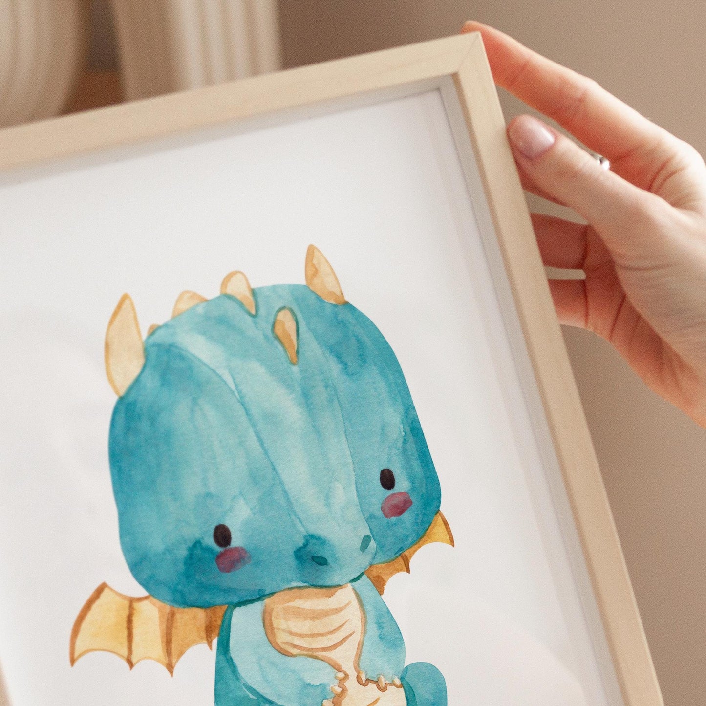 Person hält Poster Baby-Drache Blau A3 & A4: blauen Drache in Aquarell, ideal als Kinderzimmerdeko.