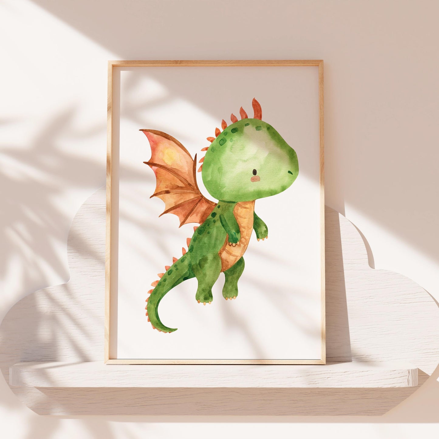 Poster Baby-Feuerdrache fliegt A3 & A4: süßer Aquarell-Drache, perfekt als Kinderzimmerdeko. Hochwertig auf 300g Naturpapier gedruckt, ideal für kleine Träumer. Gerahmt auf Regal.