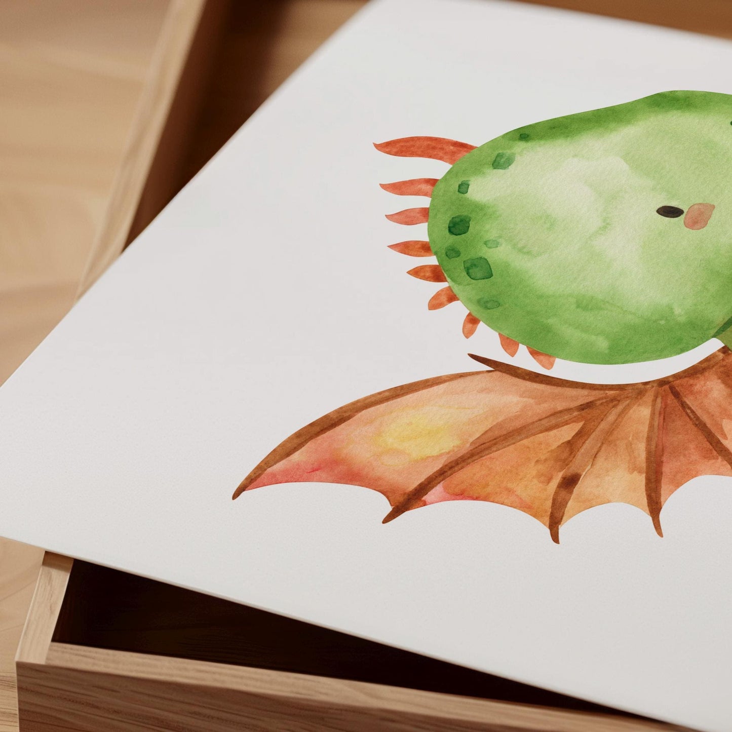 Poster Baby-Feuerdrache fliegt A3 & A4: Eine Zeichnung eines niedlichen Babydrachens auf weißem Hintergrund, ideal für Kinderzimmerdekoration und Geschenke.