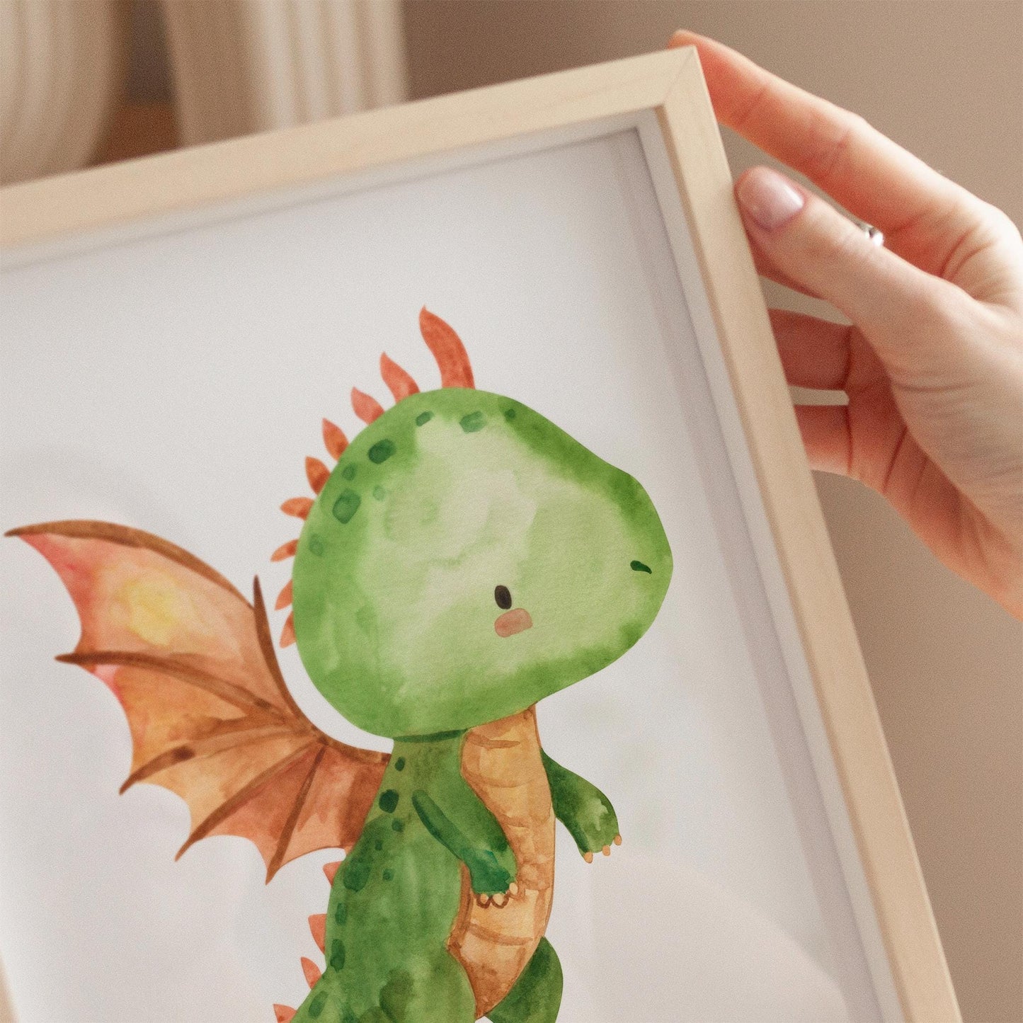Person hält Poster Baby-Feuerdrache fliegt A3 & A4: Aquarell-Drachen in Grün, perfekt für Kinderzimmerdekoration und Geschenke.