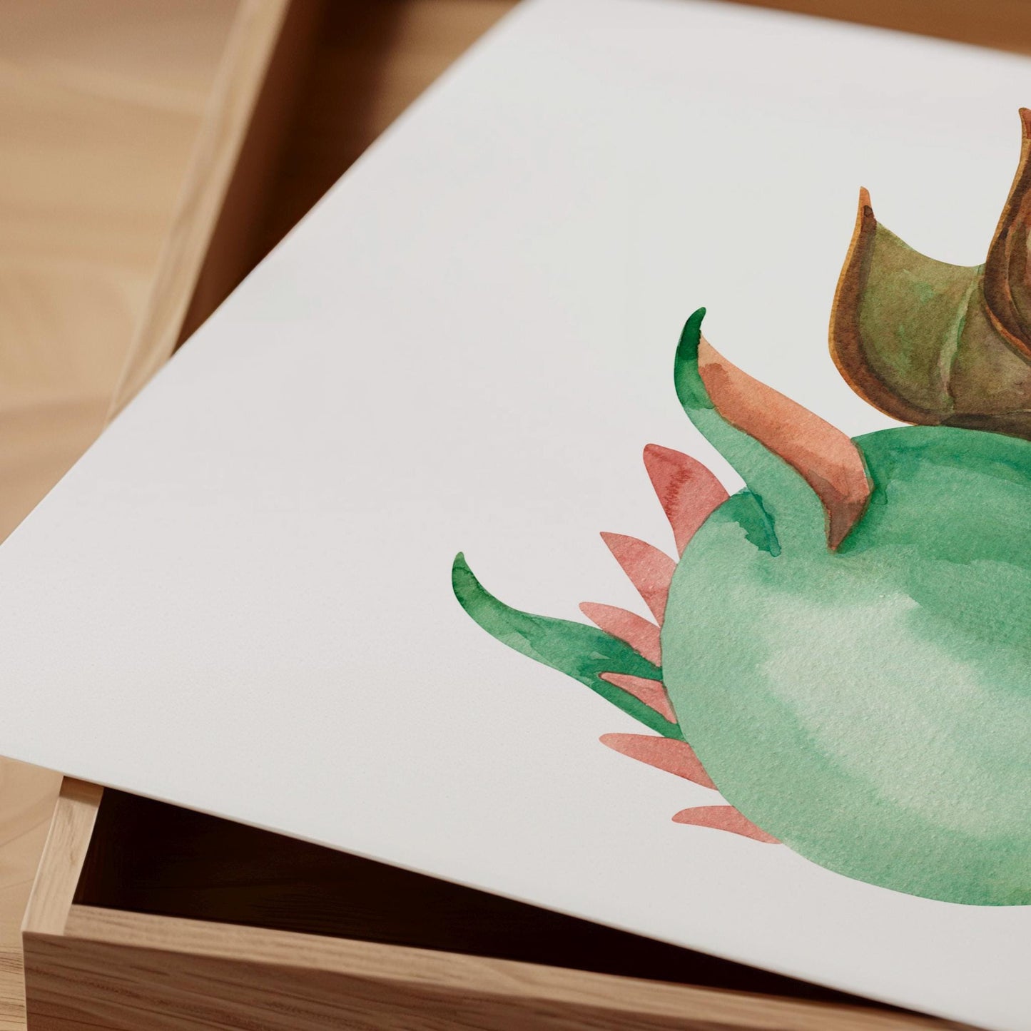 Poster Baby-Feuerdrache A3 & A4 niedliche Drachen-Zeichnung in Nahaufnahme auf weißem Papier, ideal als Dekoration für Kinderzimmer.