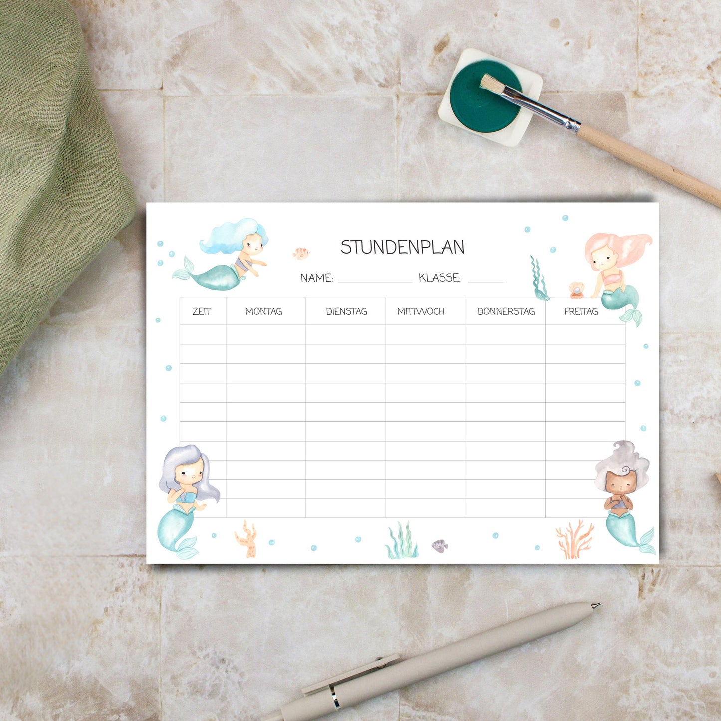 Stundenplan Meerjungfrau A4 mit handgezeichneten Meerjungfrauen, bedruckt auf laminiertem Naturpapier, wiederverwendbar mit abwischbarem Marker. Perfekt für Schulkinder.