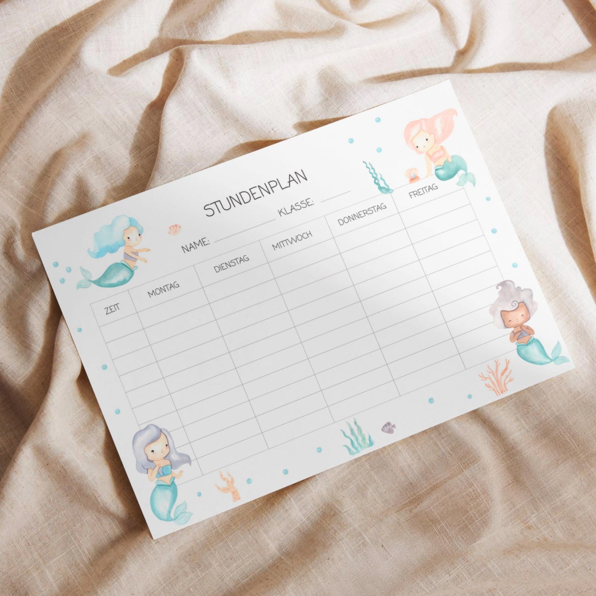 Stundenplan Meerjungfrau A4, bedruckt mit Cartoon-Meerjungfrauen, auf glänzend laminiertem 300 g Naturpapier, mehrfach beschreibbar. Perfekt als Geschenk zur Einschulung.