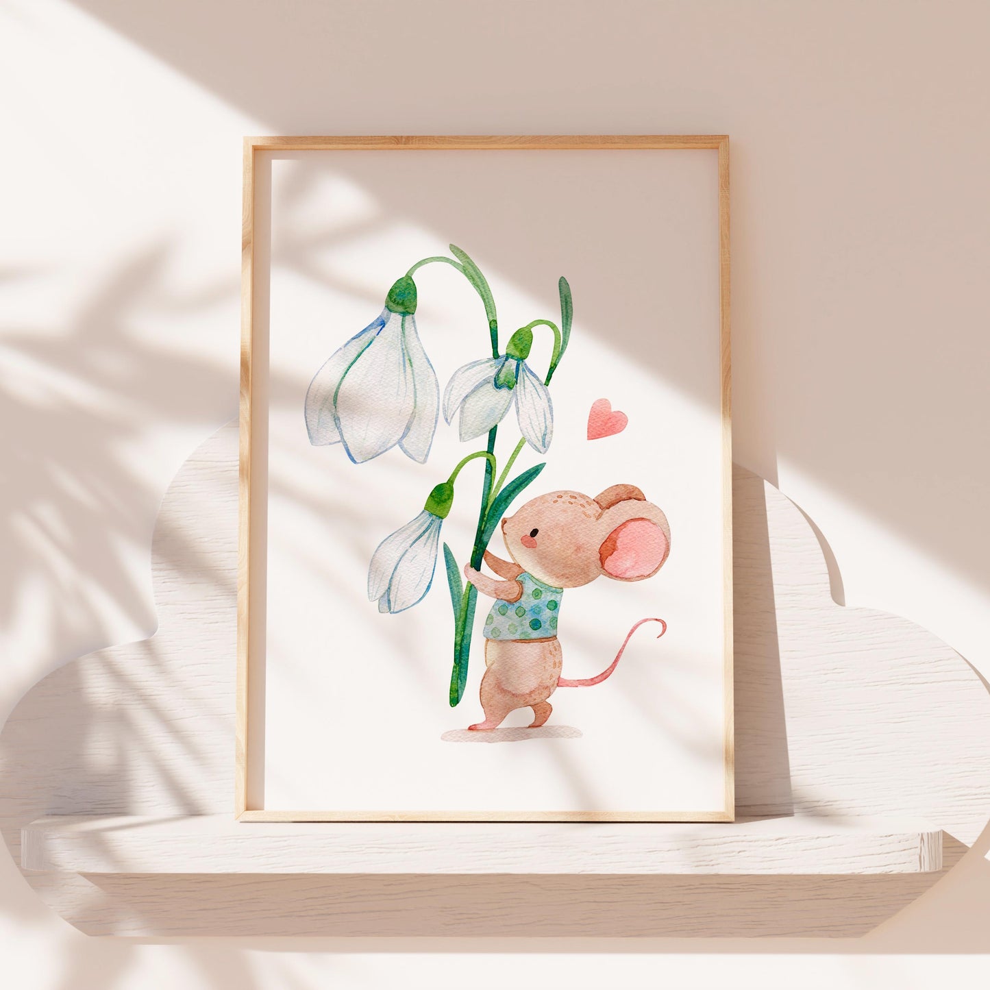 Poster Kinderzimmer Maus & Blume: Aquarell einer niedlichen Maus mit Blume, ideal als Kinderzimmerdekoration und Geschenk zur Geburt auf hochwertigem Naturpapier.