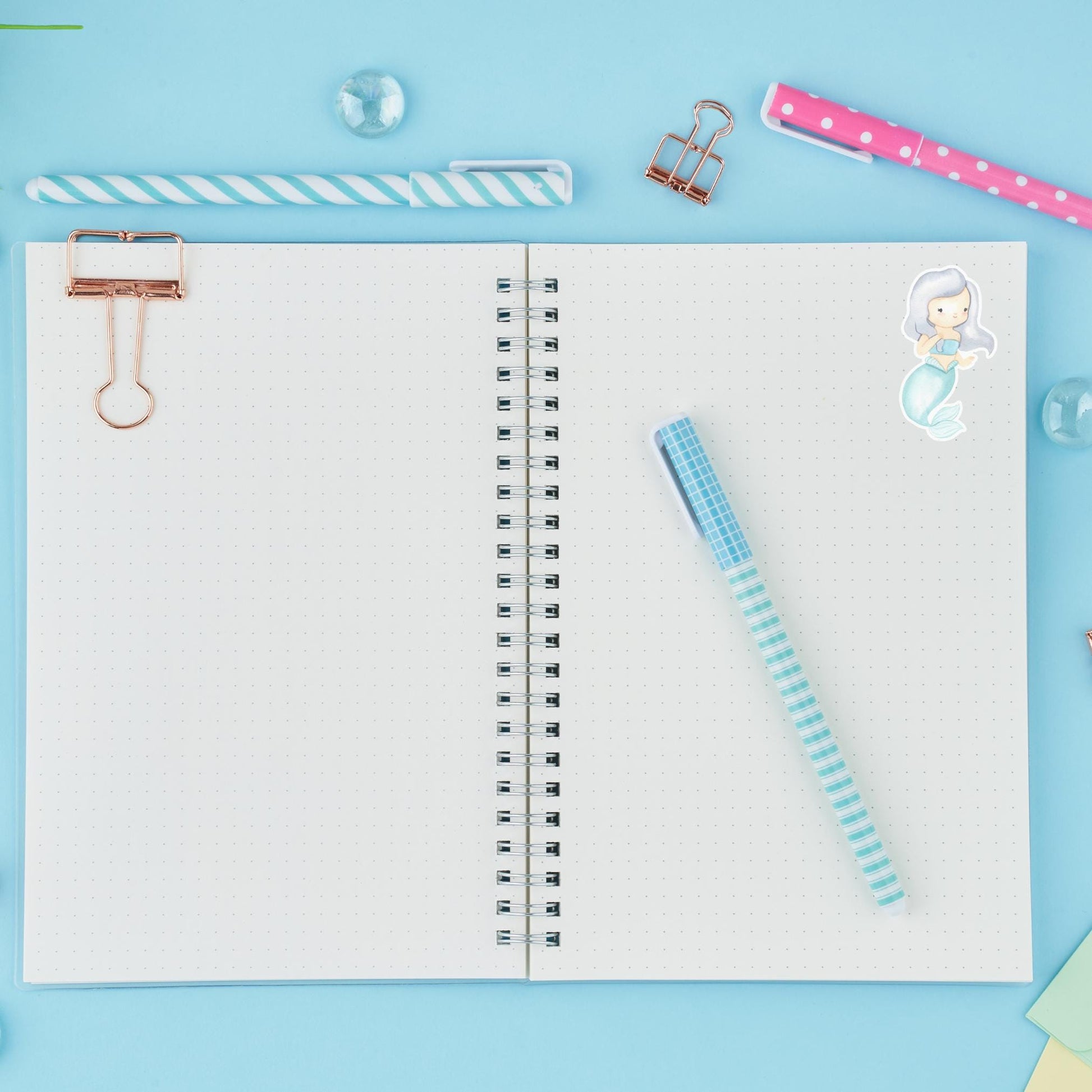 Sticker Meerjungfrau grau: Handgefertigter Vinyl-Sticker mit zarten Pastelltönen, ideal für Bullet Journals oder Laptops, zeigt eine cartoonhafte Meerjungfrau. Langlebig und spritzfest.