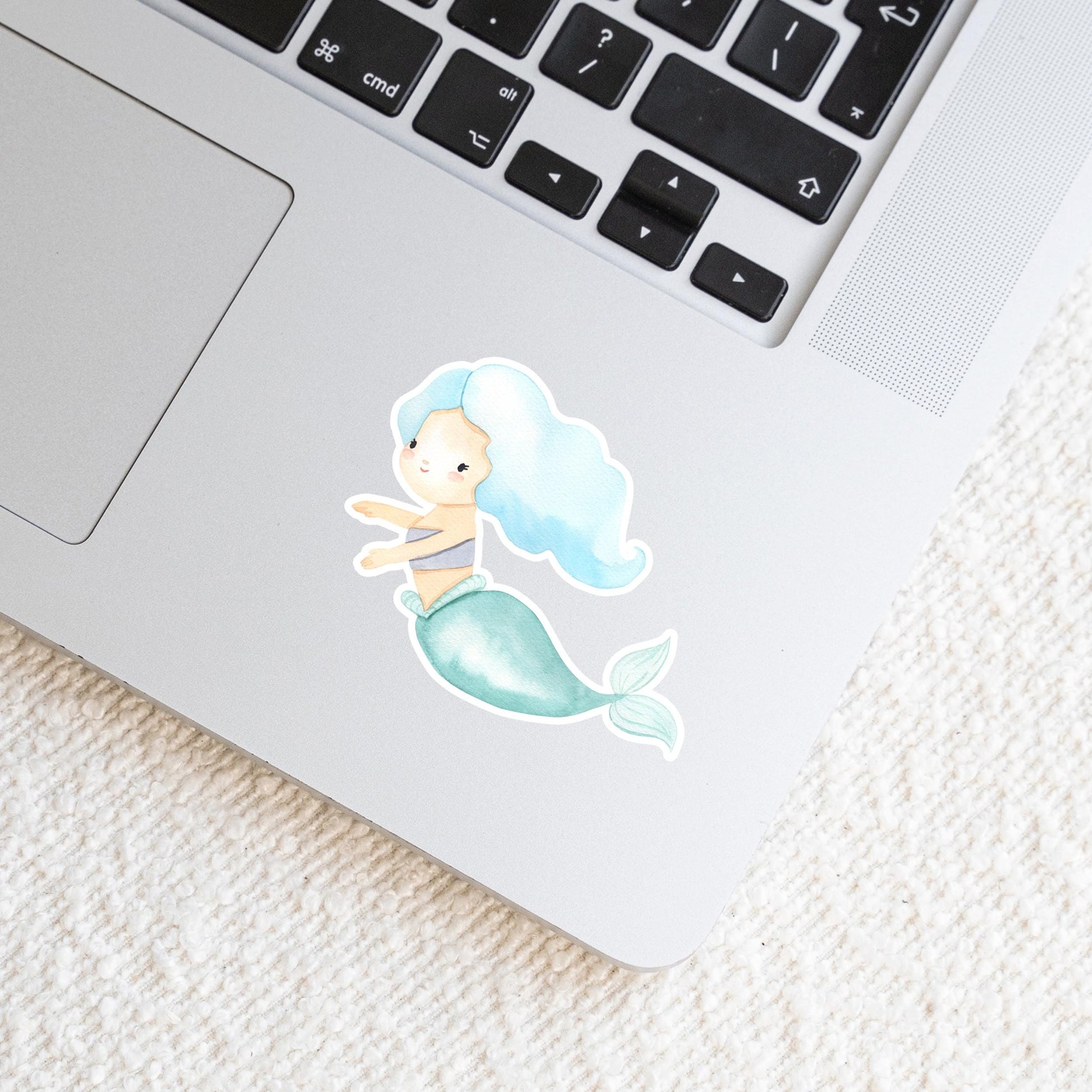 Laptop mit Sticker Meerjungfrau blau, zeigt eine handgezeichnete Meerjungfrau in Pastelltönen auf hochwertigem Vinyl, ideal zum Verschönern persönlicher Gegenstände.