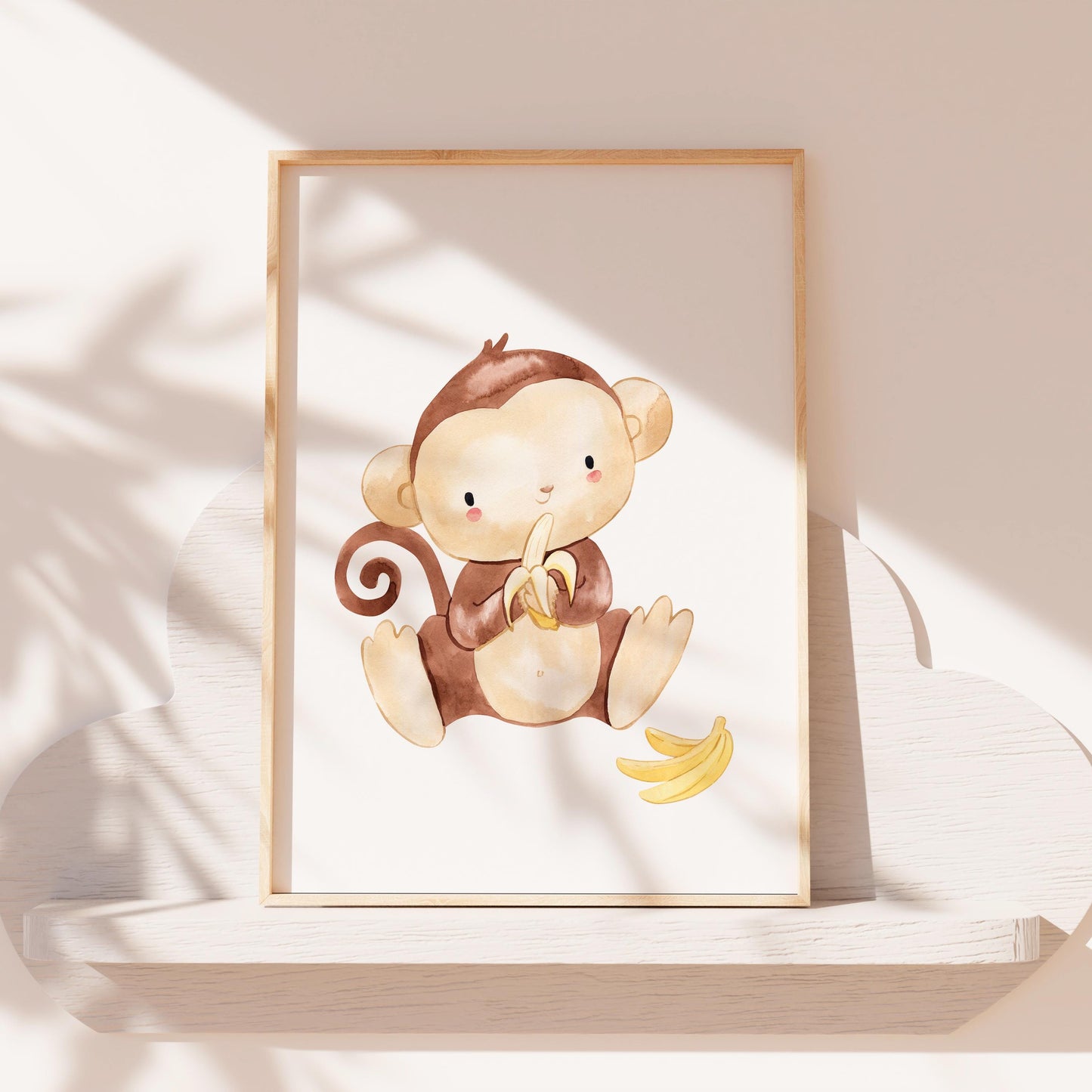 Poster Affe mit Banane A3 & A4: Ein süßes Aquarell eines Affen mit Banane, ideal für Kinderzimmerdekoration, auf hochwertigem 300g Naturpapier gedruckt.