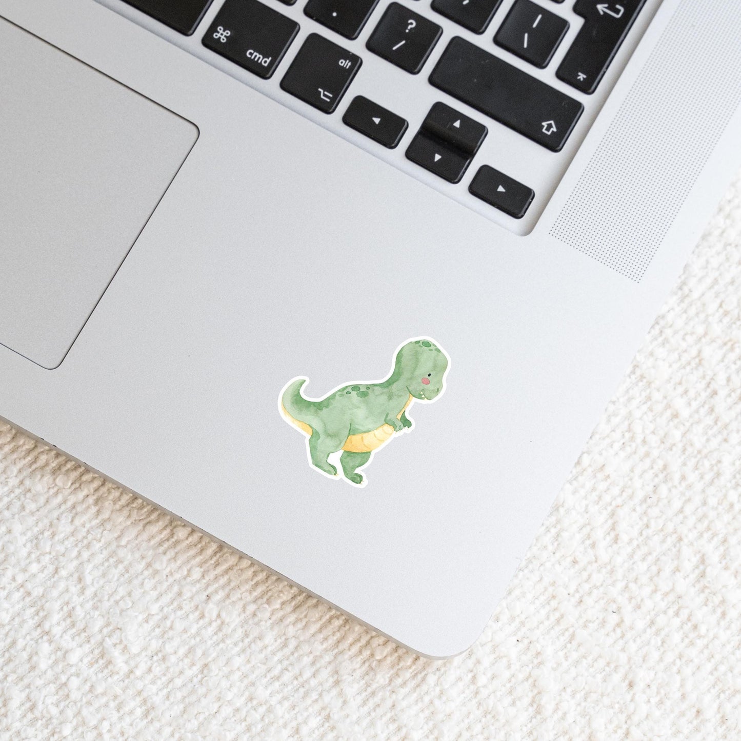 Sticker Dinosaurier Tyranno auf Laptop, handgemalter Vinyl-Aufkleber, spritzfest und langlebig, ideal zur individuellen Gestaltung von Geräten und Papierprodukten.