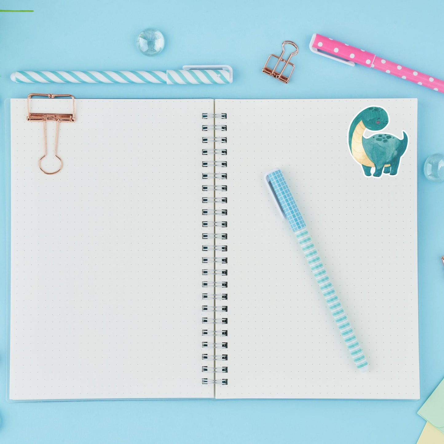 Sticker Dinosaurier dunkelgrün: Handgefertigter Vinyl-Aufkleber mit Dinosaurier-Motiv, ideal für Bullet Journals, Schulhefte oder Laptops, spritzfest und langlebig. Größe ca. 6 x 5 cm.