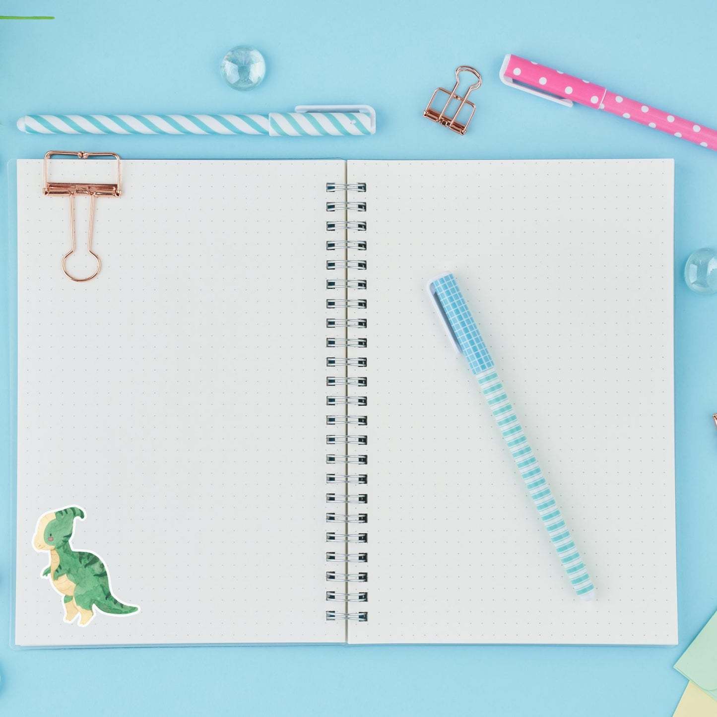 Sticker Dinosaurier Parasauro: Ein handgemalter Dino-Sticker auf einem Notizbuch, ideal für Bullet Journals, langlebig und spritzfest, perfekt für Dinosaurier-Fans.