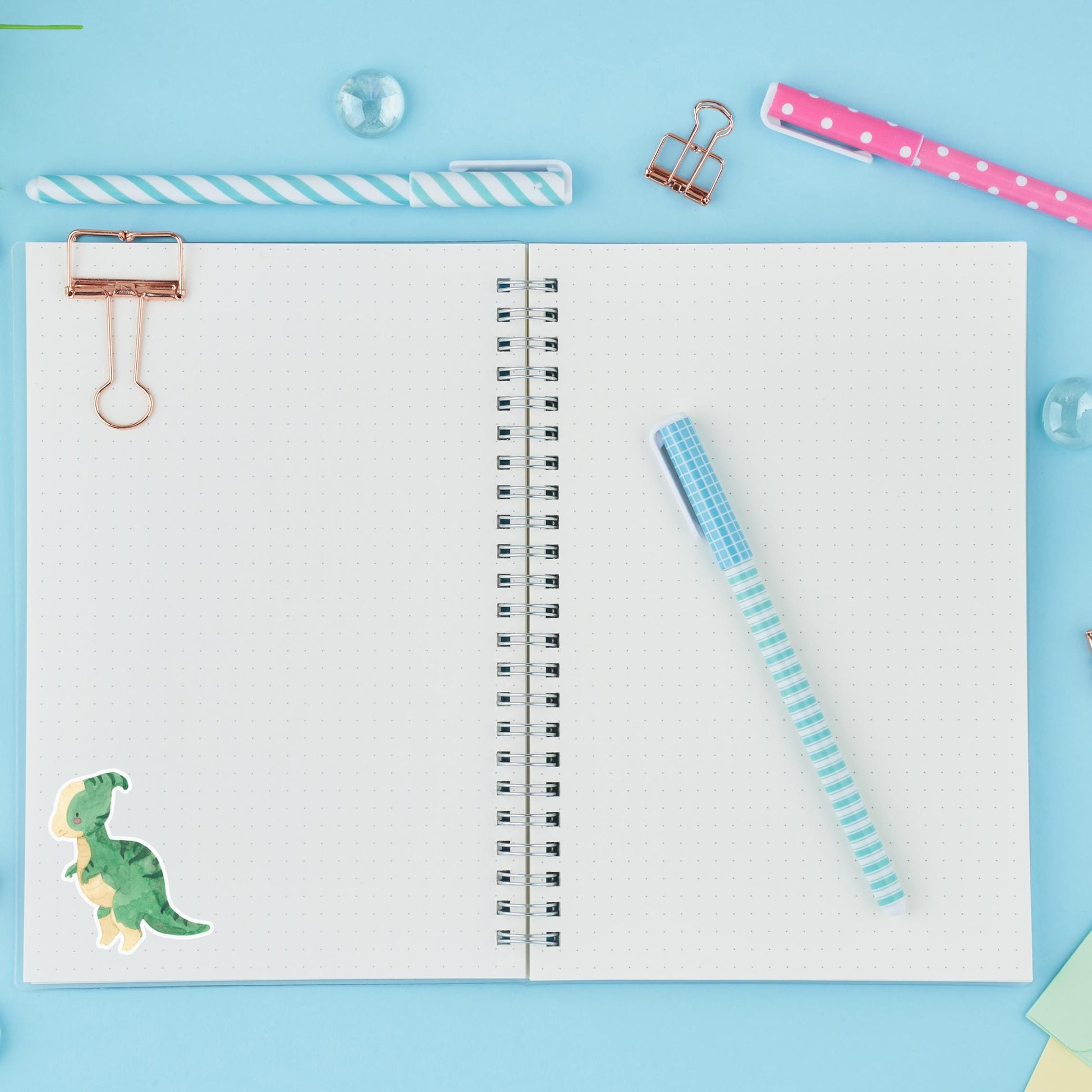 Sticker Dinosaurier Parasauro: Ein handgemalter Dino-Sticker auf einem Notizbuch, ideal für Bullet Journals, langlebig und spritzfest, perfekt für Dinosaurier-Fans.
