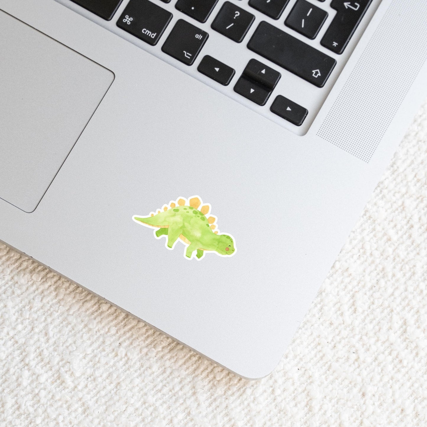 Sticker Dinosaurier Stego: Laptop mit einem handgemalten Vinyl-Dinosaurier-Sticker, ideal für individuelle Gestaltung und langlebig, perfekt für Dino-Fans auf Notizbüchern oder Laptops.