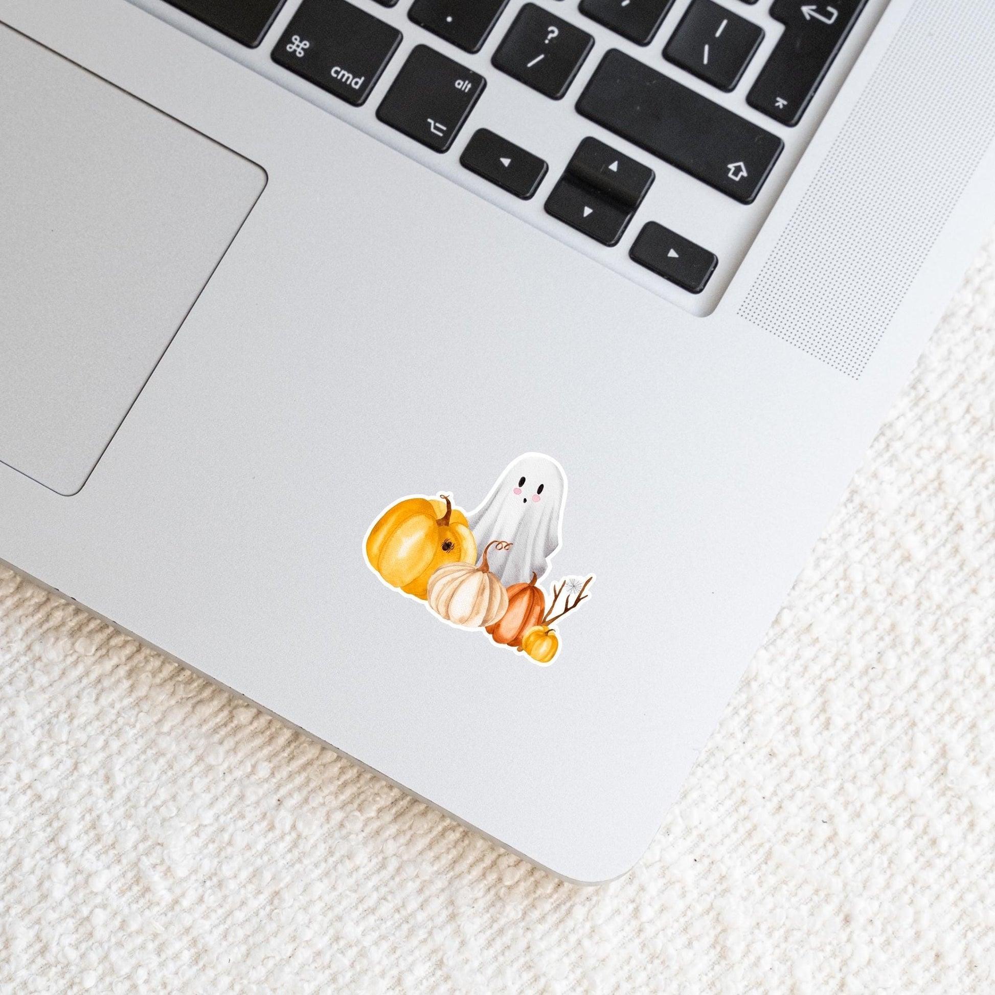 Sticker Halloween: Laptop mit einem handgemalten Halloween-Sticker, der ein Gespenst und Kürbisse zeigt. Perfekt zur Dekoration von Laptops und persönlichen Gegenständen.