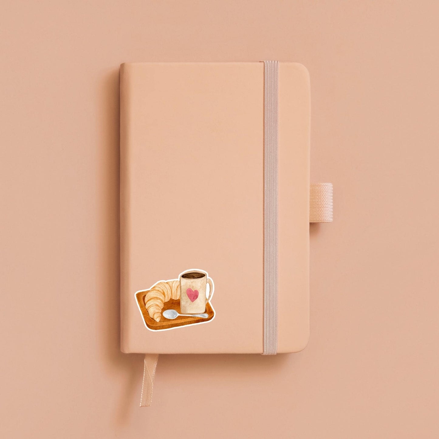 Sticker Frühstück auf einem Notizbuch neben Kaffee und Croissant, inspiriert zu einem gemütlichen Frühstück. Hochwertiger, spritzfester Vinyl-Aufkleber, ideal für kreative Anwendungen.