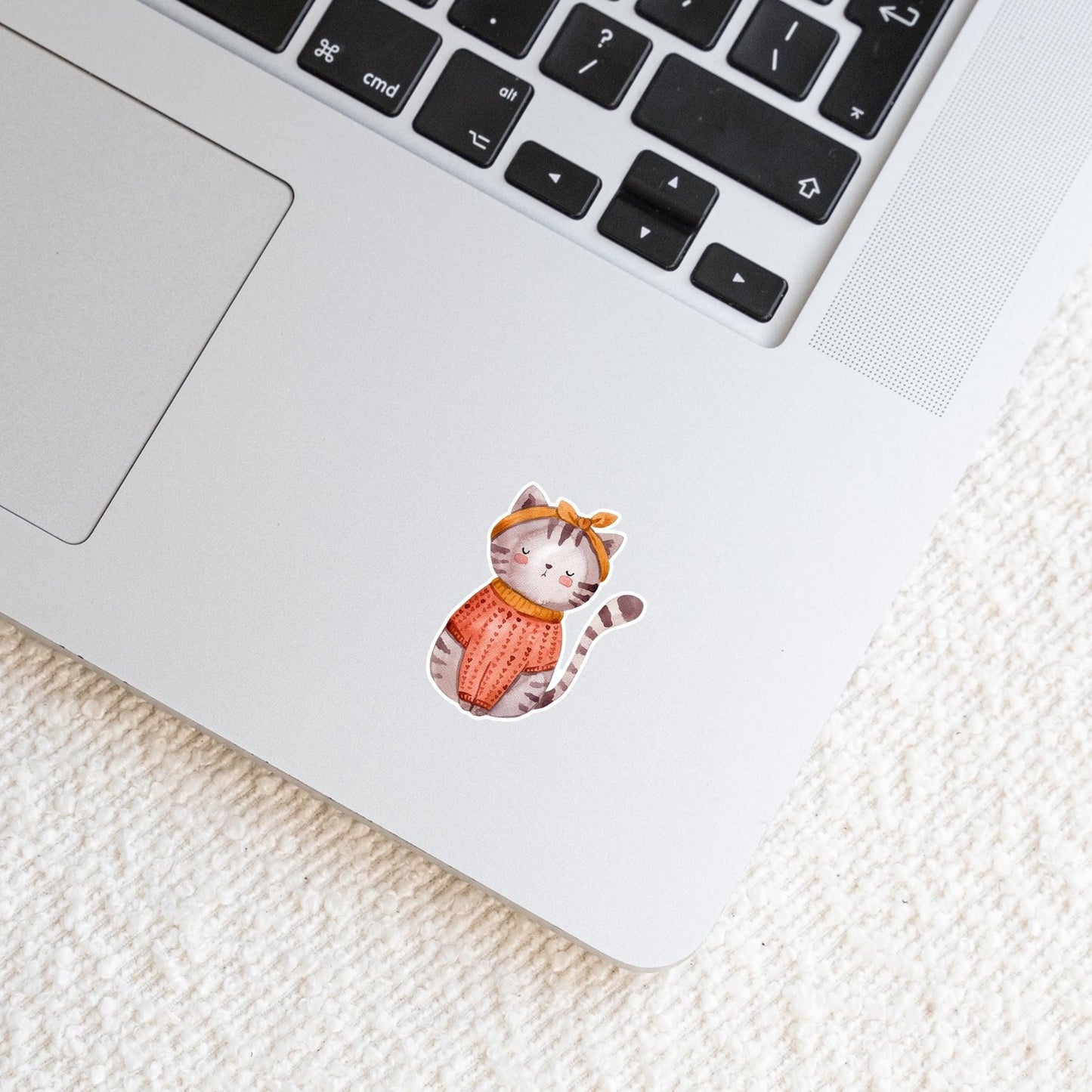 Sticker Katze: Ein Laptop mit einem Cartoon-Katzen-Sticker im Vintage-Stil auf der Oberfläche, ideal für kreative Dekoration und Individualisierung.