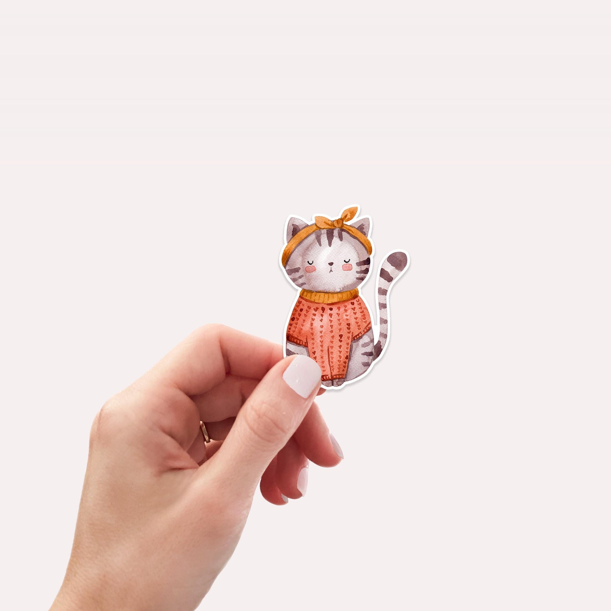 Hand hält Sticker Katze, handgemalter Vinyl-Aufkleber im Vintage-Stil, ideal zum Dekorieren von Bullet Journals oder Laptops, spritzfest und langlebig. Größe: ca. 6 x 4,2 cm.