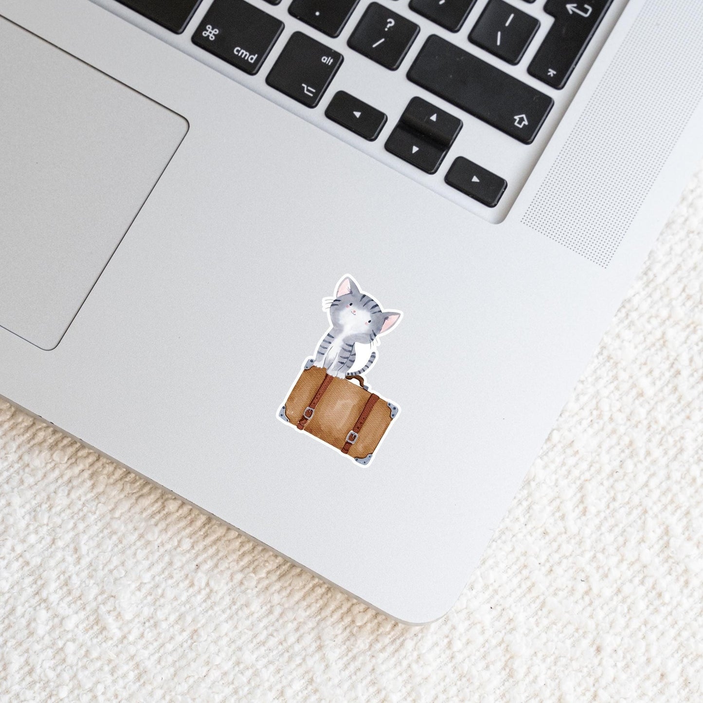 Sticker Katze & Koffer auf Laptop, zeigt eine Katze mit Koffer. Handgemalter, spritzfester Vinyl-Sticker für individuelle Gestaltung von Laptops oder Notizbüchern.