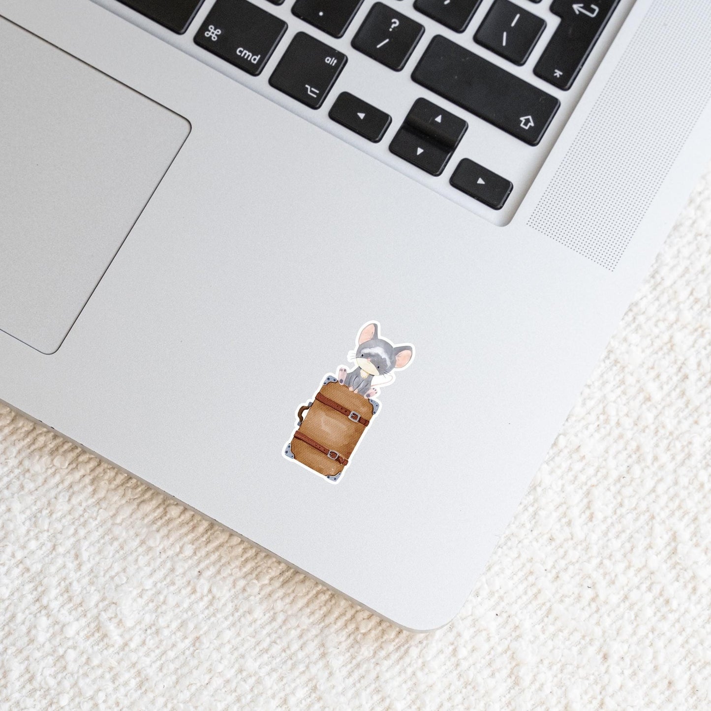 Laptop mit Sticker Maus & Koffer: Ein handgemalter Vinyl-Aufkleber zeigt eine niedliche Maus auf einem Koffer, ideal für Laptops und andere Oberflächen.
