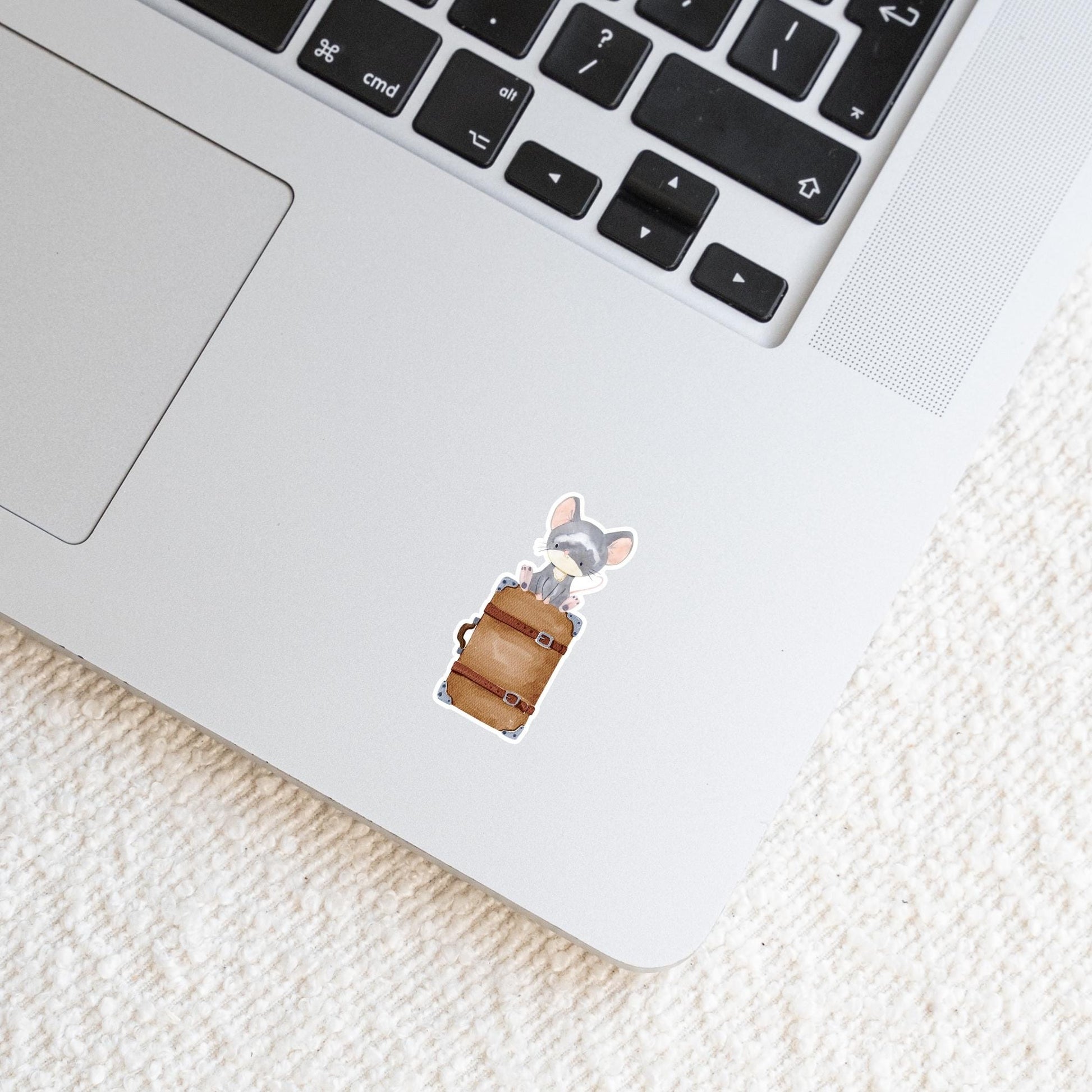 Laptop mit Sticker Maus & Koffer: Ein handgemalter Vinyl-Aufkleber zeigt eine niedliche Maus auf einem Koffer, ideal für Laptops und andere Oberflächen.