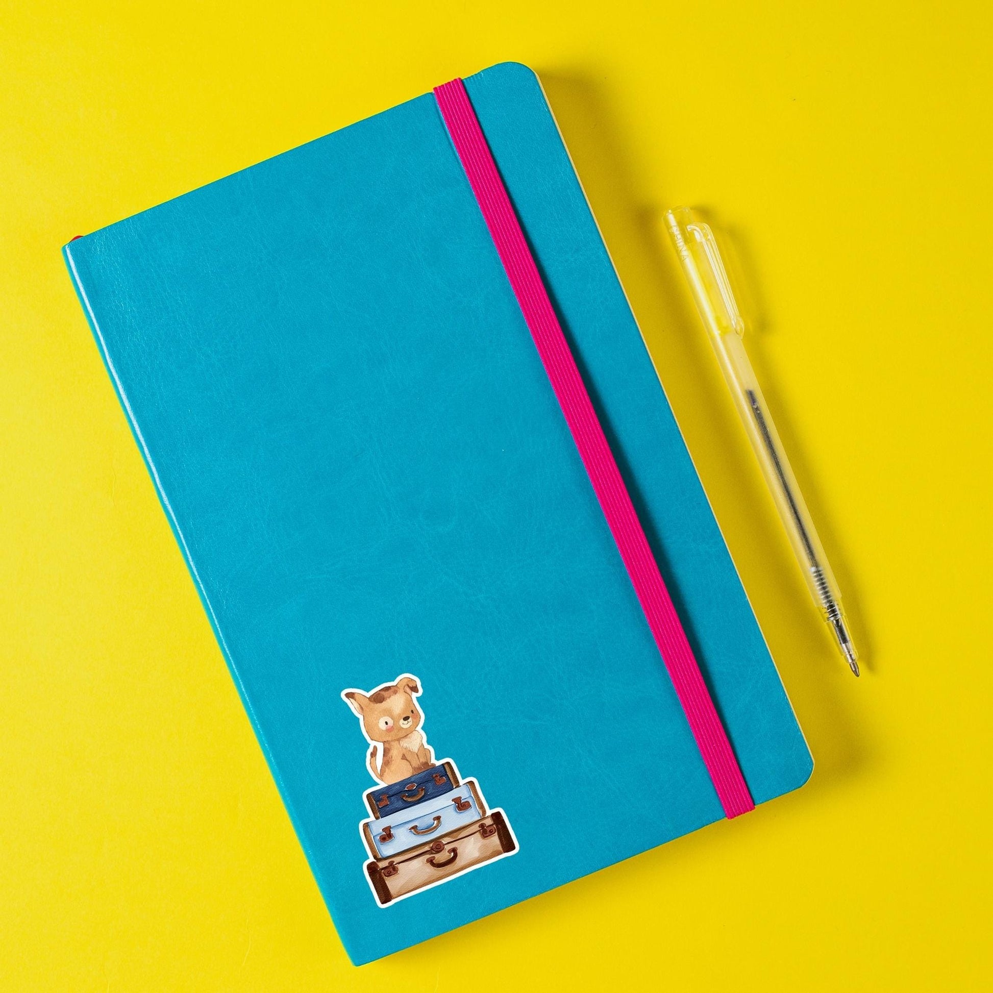 Sticker Hund & Koffer: Handgemalter Vinyl-Sticker mit Hunde- und Koffermotiv, ideal für Bullet Journals, Laptops und Handyhüllen.