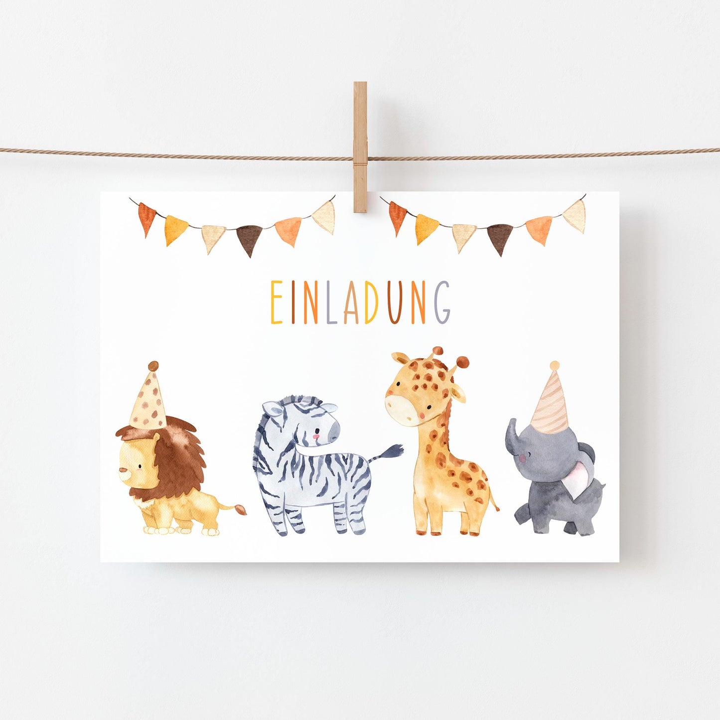 Einladung Kindergeburtstag Tiere A6: Karte mit Aquarelltieren wie Giraffe, Zebra, Elefant und Löwe, auf hochwertigem, mattem Naturpapier, leicht auszufüllen.