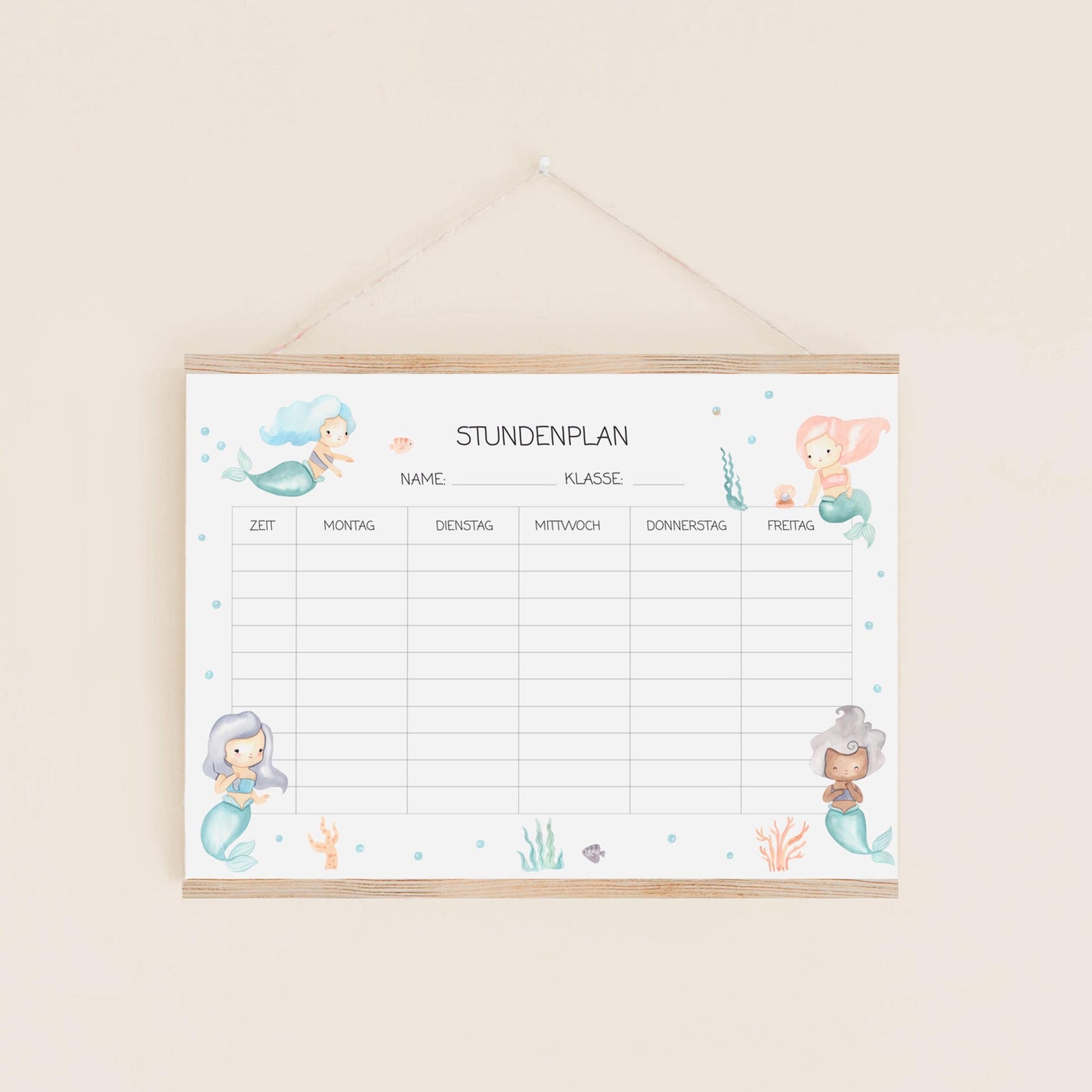 Einschulung Geschenk-Set Meerjungfrauen: Board mit Meerjungfrau-Zeichnung, Teil eines 11-teiligen Sets für Schulanfänger mit Stundenplan, Lesezeichen und Stickern.