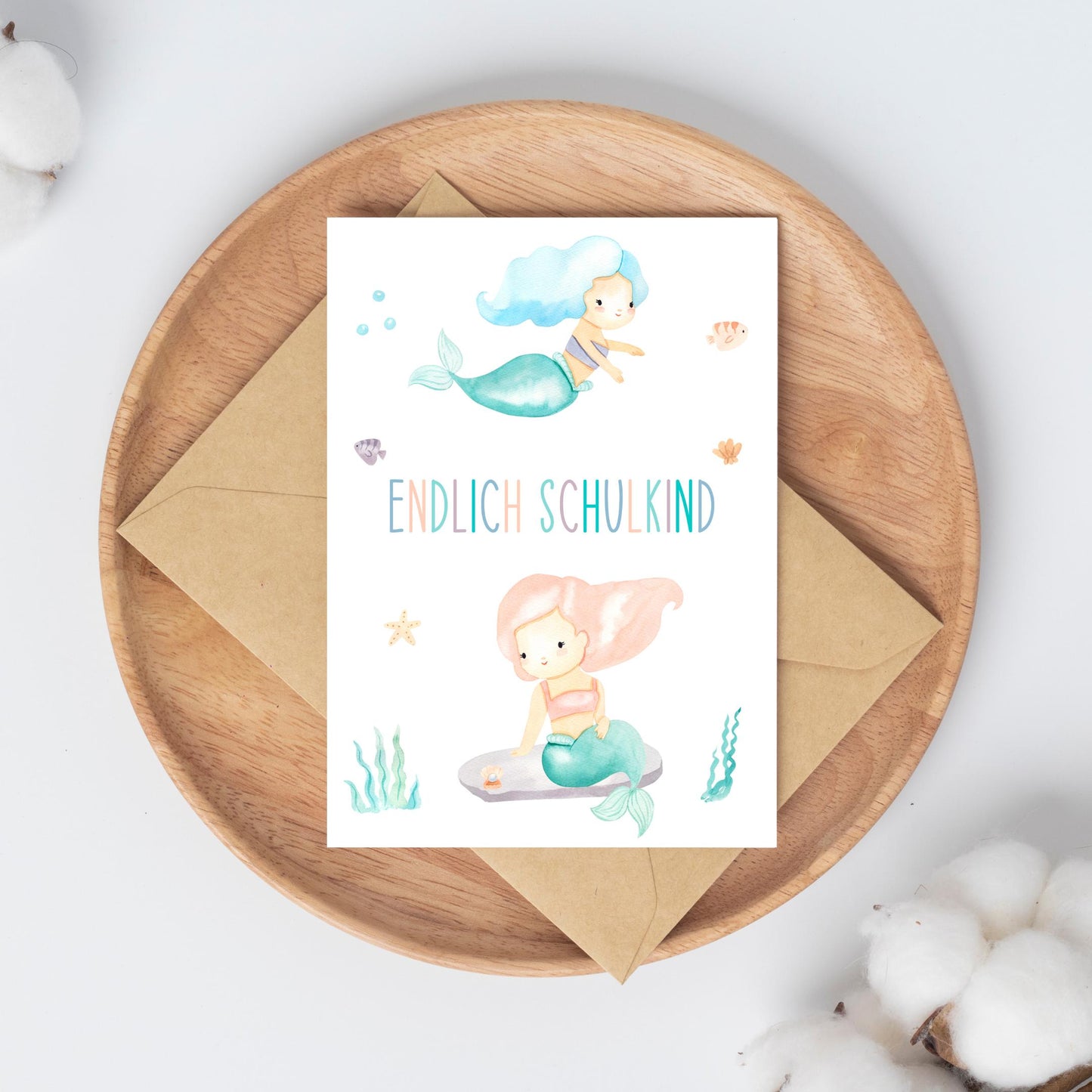 Einschulung Geschenk-Set Meerjungfrauen mit Karte auf Teller, mermaid Illustrationen, ideal für den Schulstart, beinhaltet Stundenplan, Lesezeichen, Karte und Sticker.