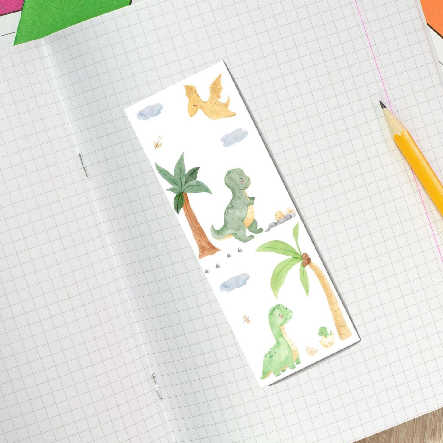 Lesezeichen Dinosaurier 2er Set mit handgemalten Dinosaurier- und Palmenmotiven, beidseitig bedruckt auf hochwertigem Papier, ideal für Bücherliebhaber und Schulanfangsgeschenke.
