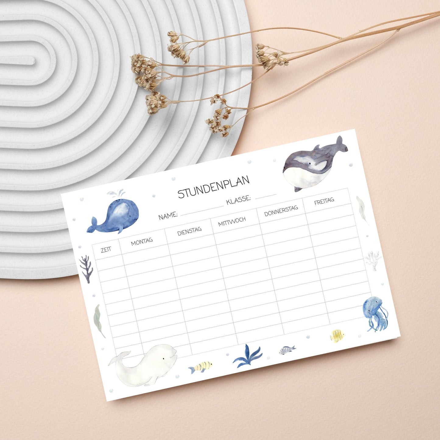 Stundenplan Wale A4 mit blauen Walen und Fischen, gedruckt auf laminiertem Naturpapier, wiederverwendbar mit abwischbarem Marker, ideal als Geschenk zur Einschulung.