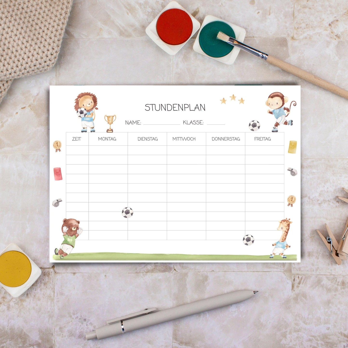 Stundenplan Fußball A4 mit niedlichen Fußball-Tieren, auf A4-Naturpapier gedruckt und laminiert, zur mehrfachen Nutzung mit abwischbarem Marker geeignet. Perfekt für fußballbegeisterte Kinder.