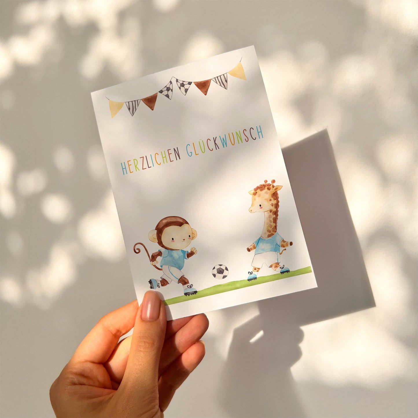 Karte Kindergeburtstag Fußball A6, handgehalten mit niedlichen, handgemalten Fußball-Motiven und Cartoon-Tieren, perfekt für kleine Fußball-Fans.