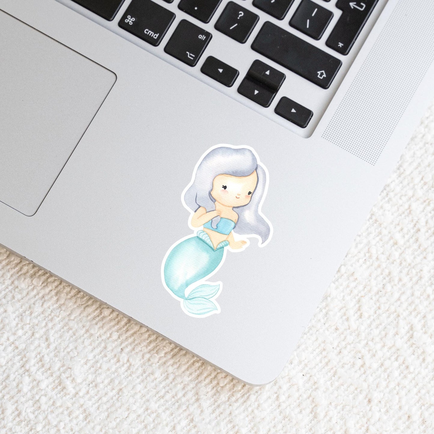 Laptop mit Sticker Meerjungfrau grau: Handgemalter, spritzfester Vinyl-Sticker, zeigt eine Cartoon-Meerjungfrau, ideal zum Dekorieren von Laptops oder Bullet Journals.