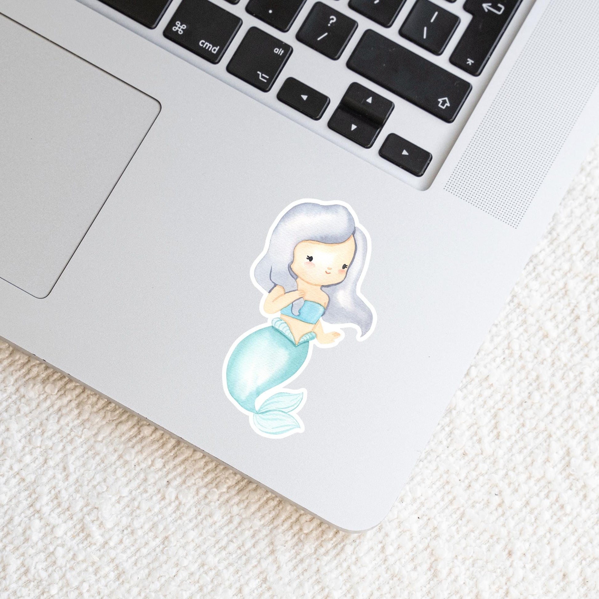 Laptop mit Sticker Meerjungfrau grau: Handgemalter, spritzfester Vinyl-Sticker, zeigt eine Cartoon-Meerjungfrau, ideal zum Dekorieren von Laptops oder Bullet Journals.