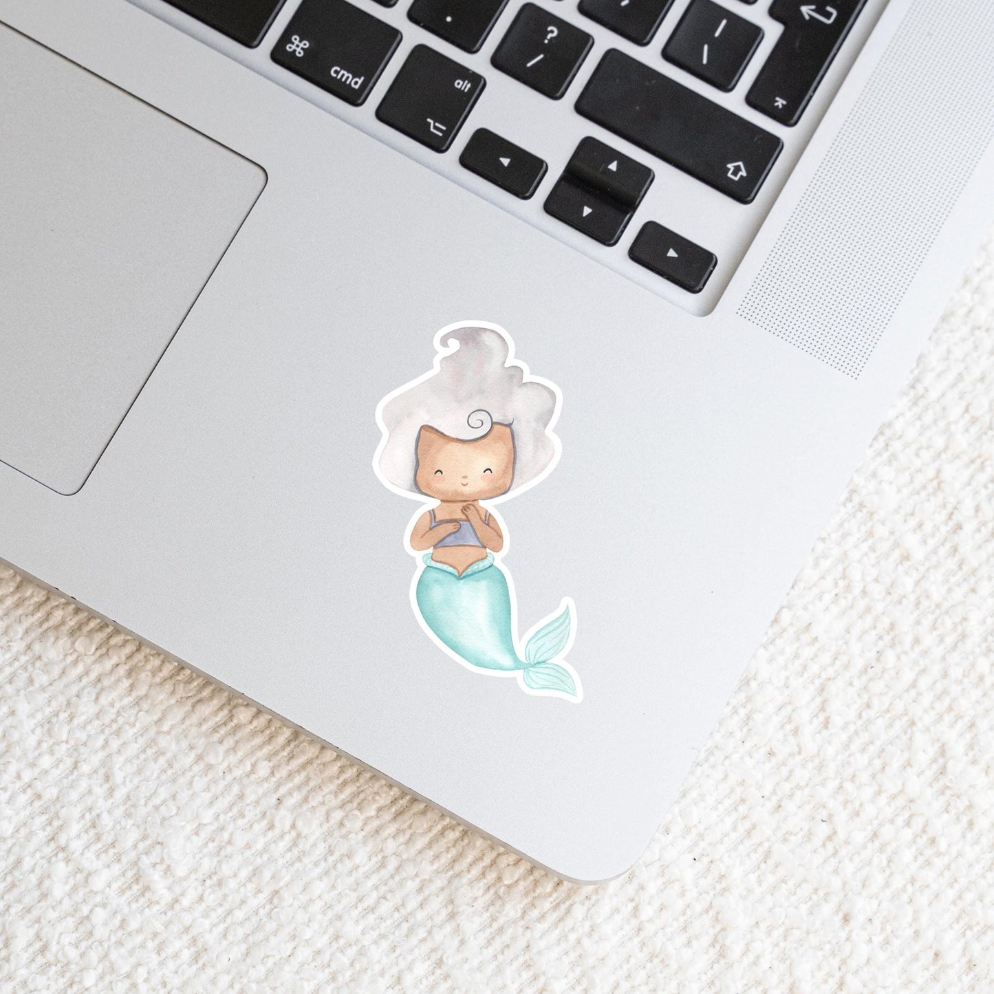 Sticker Meerjungfrau silber: Laptop mit einem Cartoon einer Meerjungfrau beklebt, ideal für Notebooks, Schulhefte oder Handyhüllen. Hochwertiger, spritzfester Vinyl-Aufkleber.
