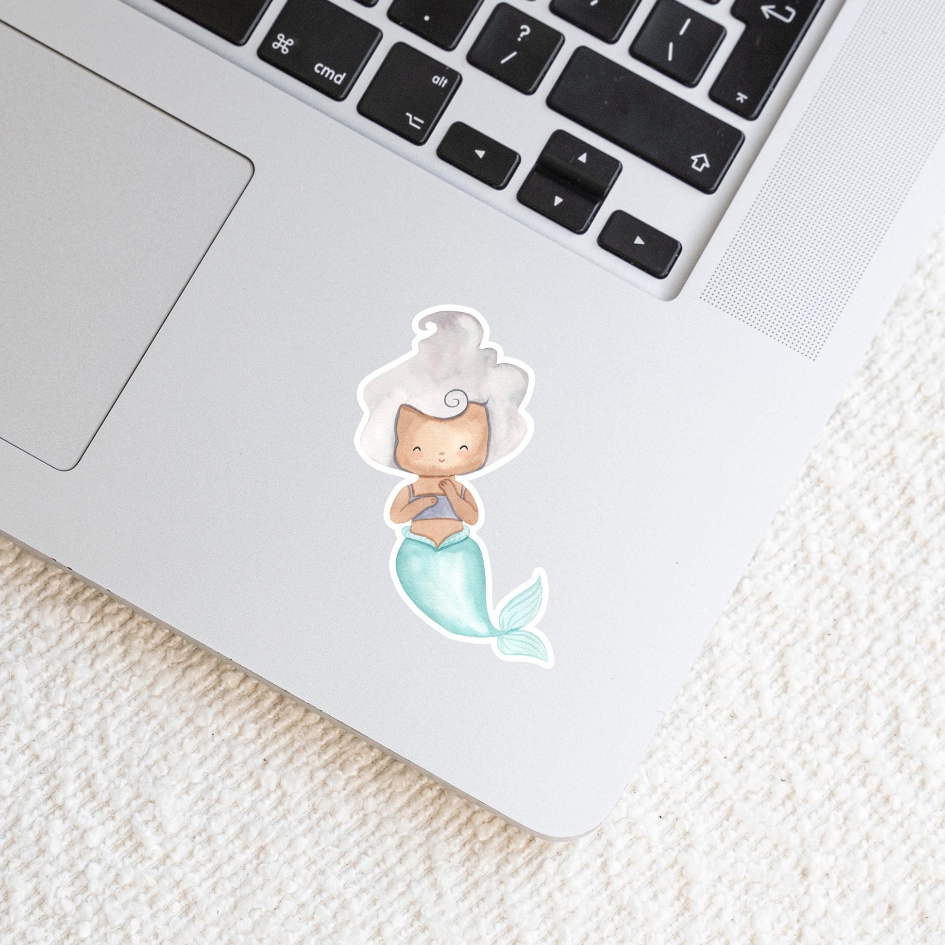 Sticker Meerjungfrau silber: Laptop mit einem Cartoon einer Meerjungfrau beklebt, ideal für Notebooks, Schulhefte oder Handyhüllen. Hochwertiger, spritzfester Vinyl-Aufkleber.