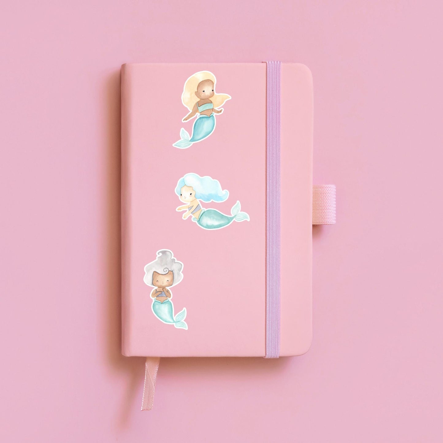 Sticker Meerjungfrau silber: Pinkes Notizbuch mit Aufklebern von Meerjungfrauen. Ideal für Bullet Journals oder Hefte, spritzfest und langlebig.