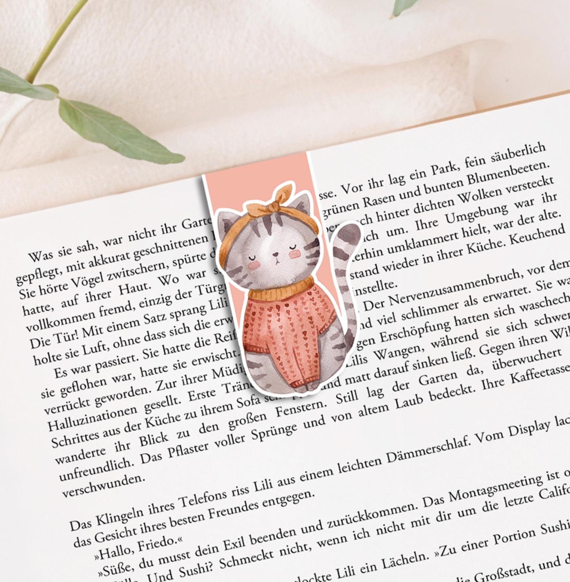 Geschenk-Set Katze 3-teilig: Karte, magnetisches Lesezeichen und Sticker mit Katzenillustrationen, ideal für Katzen- und Bücherliebhaber, auf hochwertigem Papier und Vinyl.