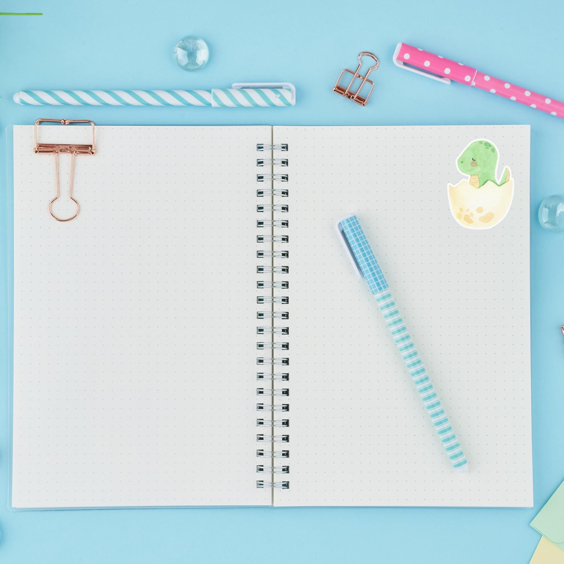 Sticker Dinosaurier im Ei: Ein grüner Dino schlüpft aus einem Ei, hochwertiger Vinyl-Sticker, ideal zur Dekoration von Bullet Journals und Handys.