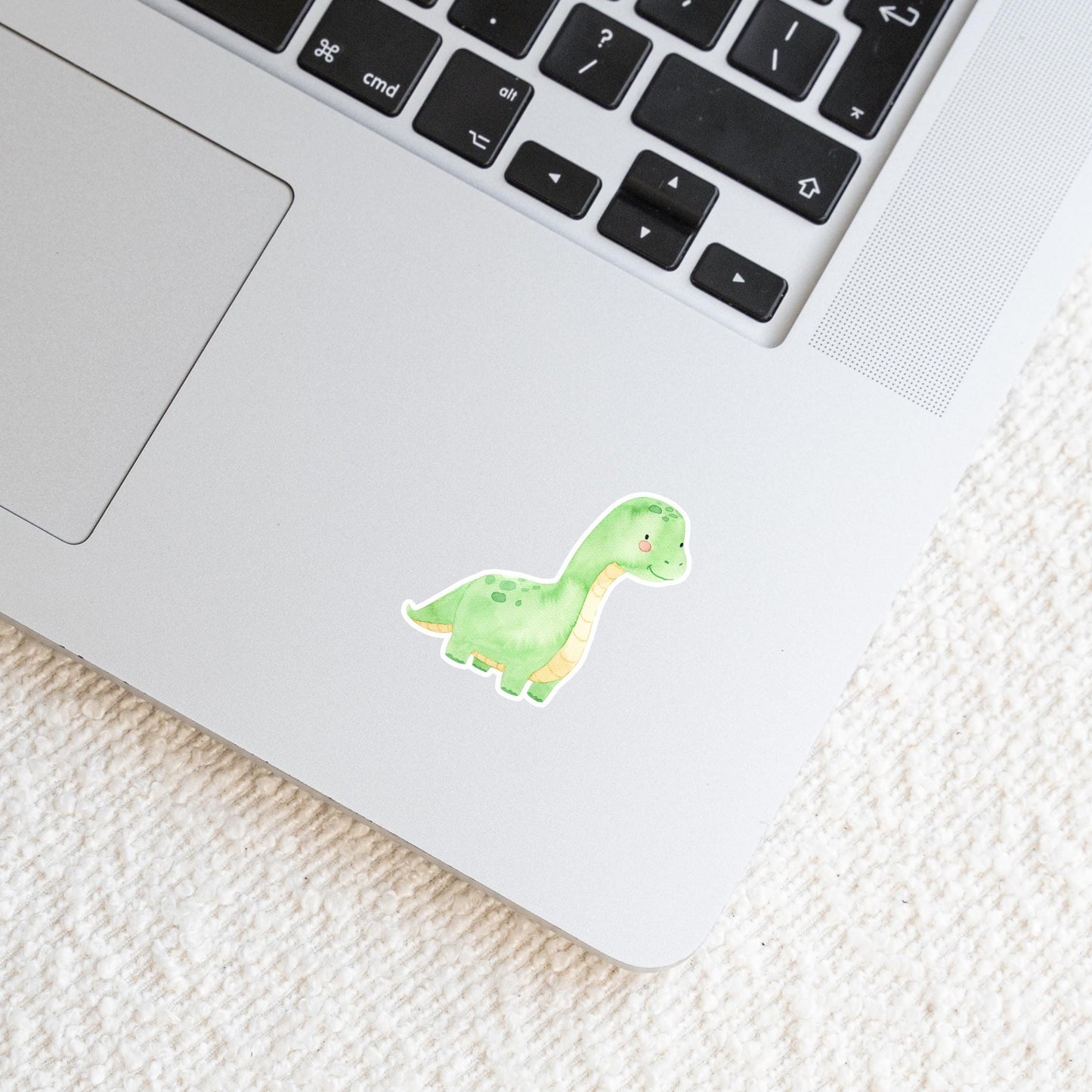 Laptop mit Sticker Dinosaurier hellgrün, einem handgemalten, spritzfesten Vinyl-Dino-Aufkleber, ideal zur individuellen Gestaltung von Oberflächen.