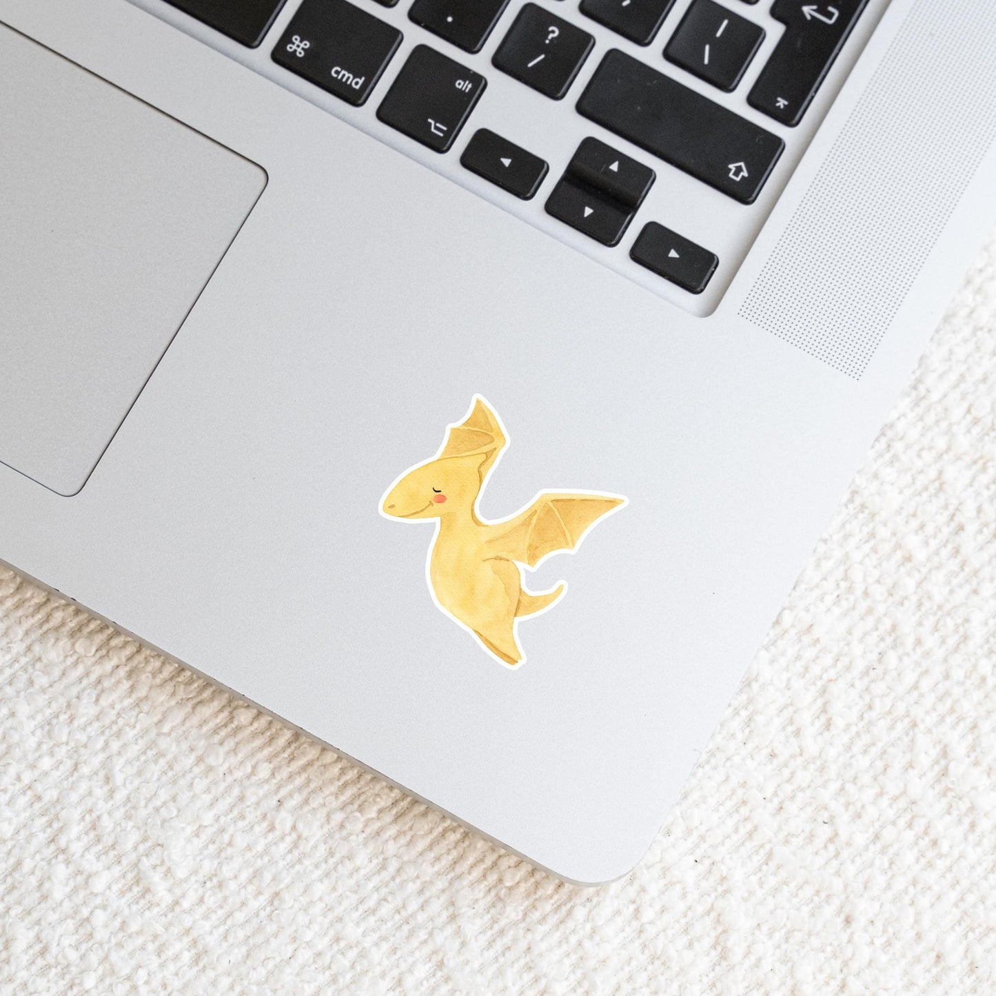 Laptop mit Sticker Dinosaurier fliegt, zeigt handgemalten Dino-Aufkleber, ideal für individuelle Gestaltung. Hochwertiges, langlebiges Vinyl, perfekt für Laptops und Journals.