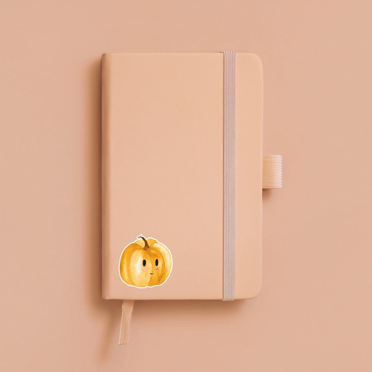 Sticker Kürbis auf einem Notizbuch, handgemalter Vinyl-Aufkleber, ideal für Bullet Journals oder Laptops, langlebig und spritzfest, perfekt für Herbstliebhaber.